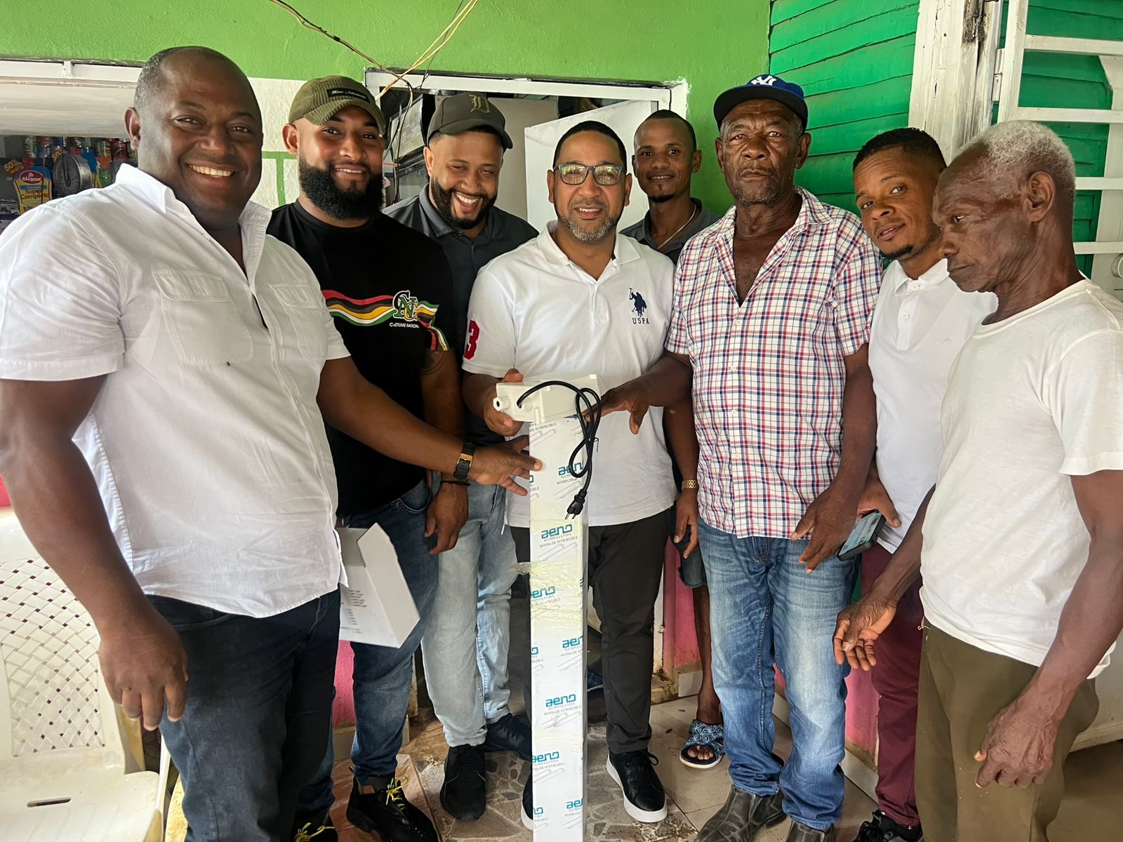 Diputado Jhon Contreras entrega bomba de agua para beneficiar a más de 100 familias en Los Botados, Yamasá