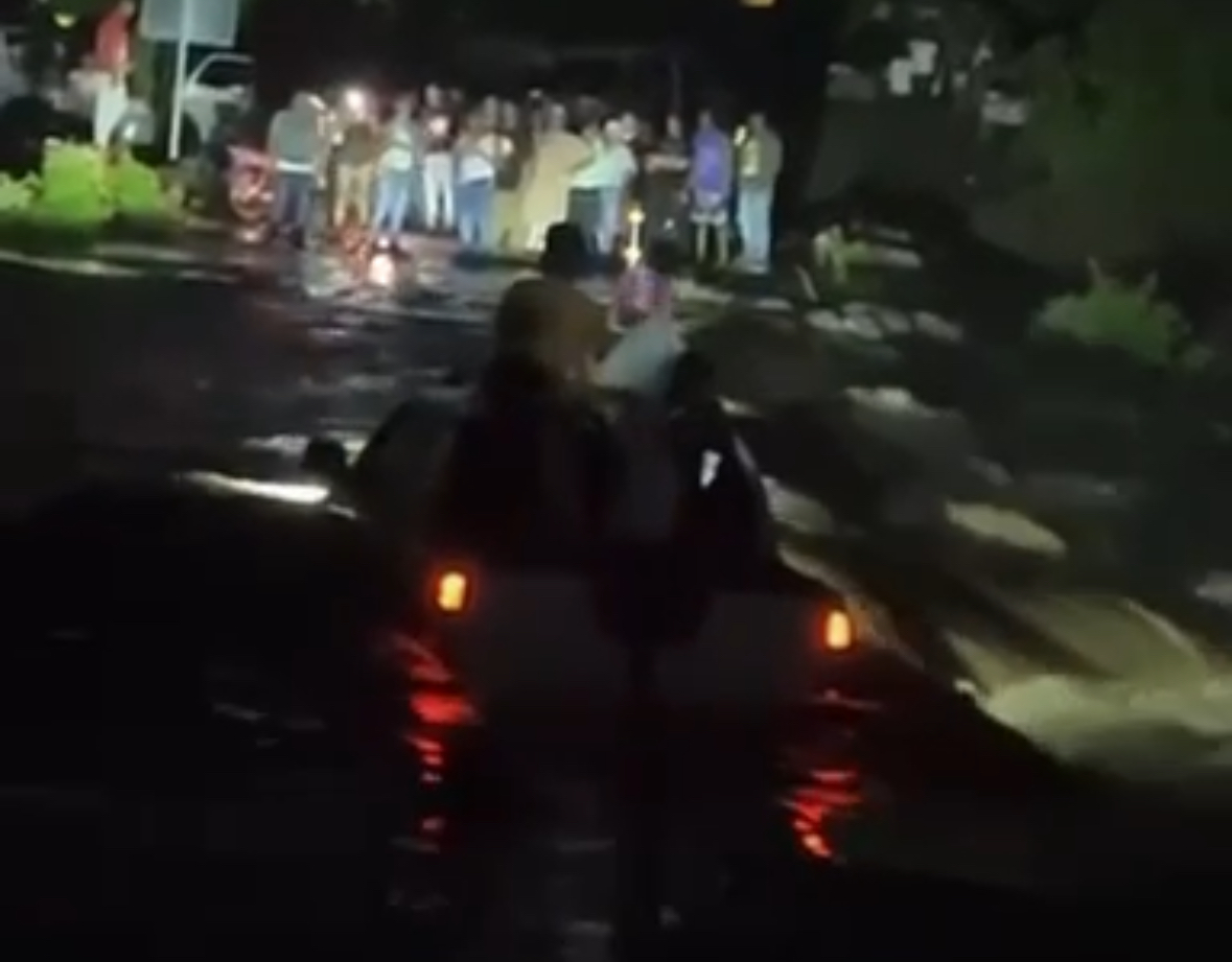 Camioneta con peregrinos religiosos es arrastrada por crecida del río Casuy en El Puerto