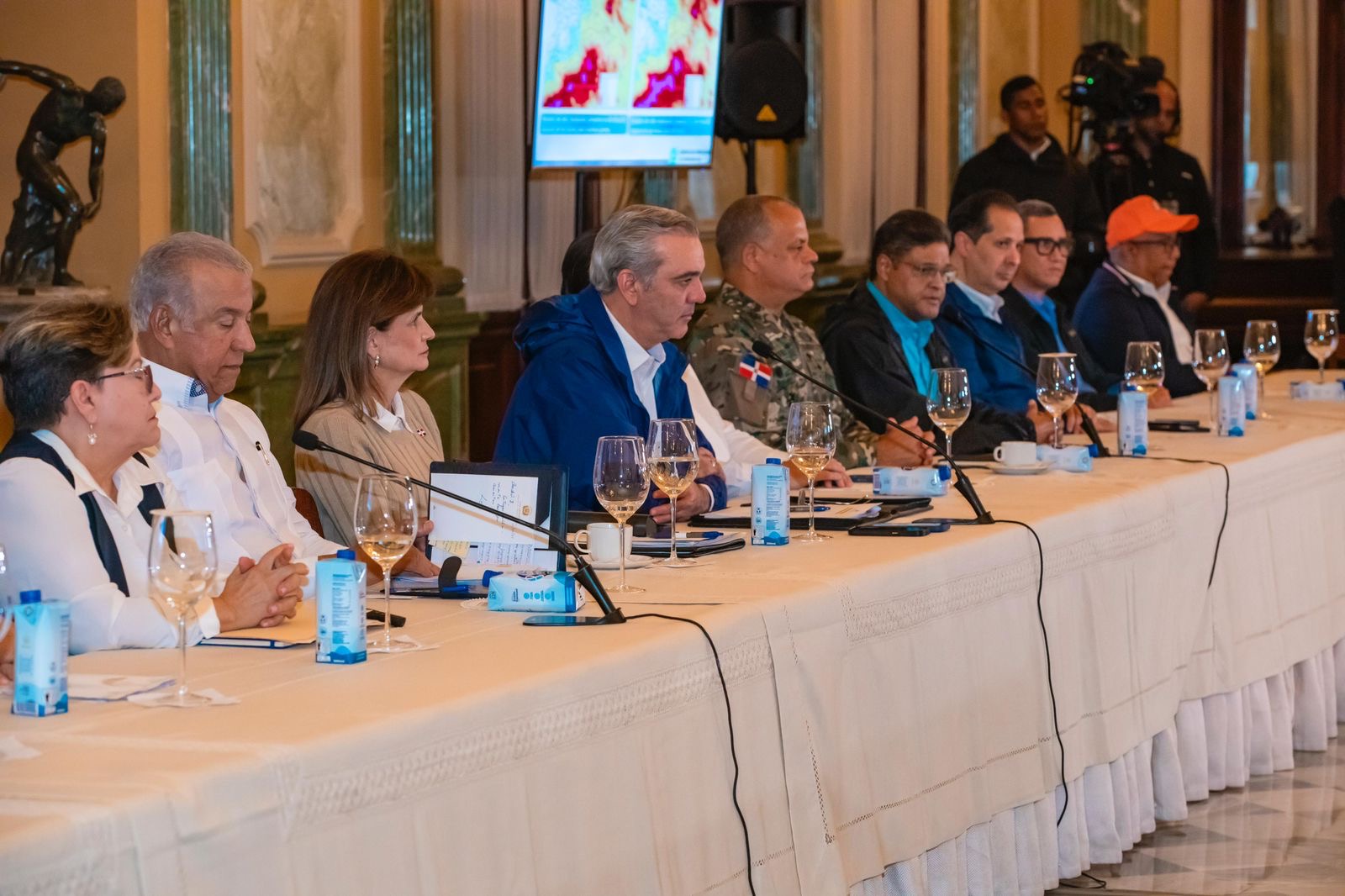 Presidente Abinader mantiene suspensiones de laborales y de docencia este jueves para provincias en alerta roja