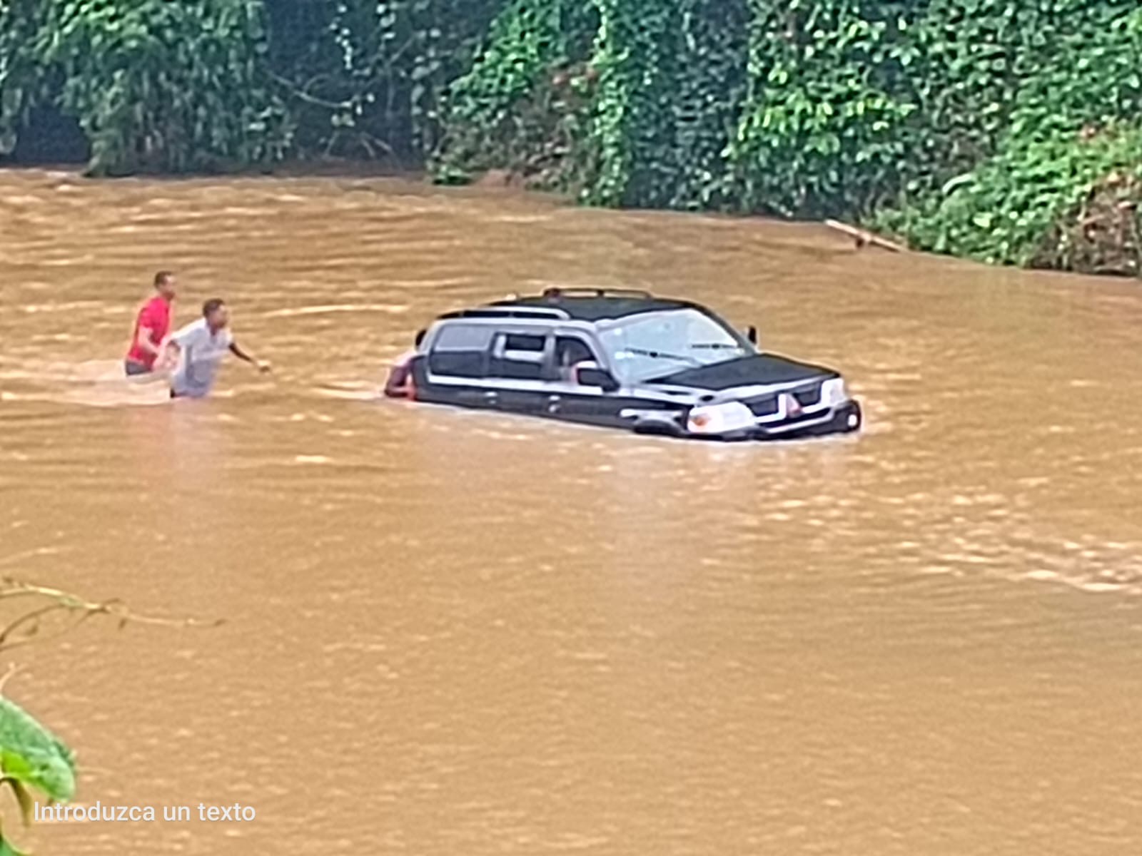Vehículo queda atrapado en las aguas del río Ozama en Don Juan, Monte Plata