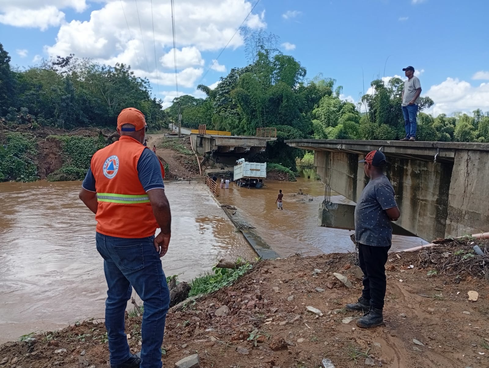 Advierten sobre peligro de cruzar el río Ozama entre Don Juan y Yamasá