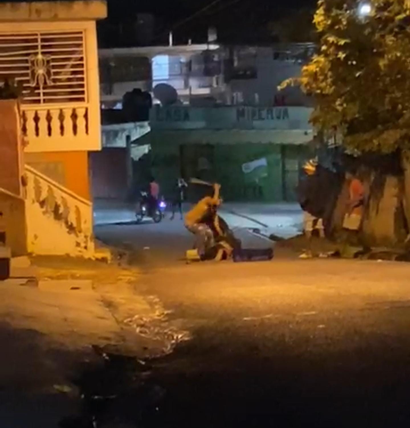 Detienen hombre en Yamasá tras presuntamente aparecer en video agrediendo a un ciudadano