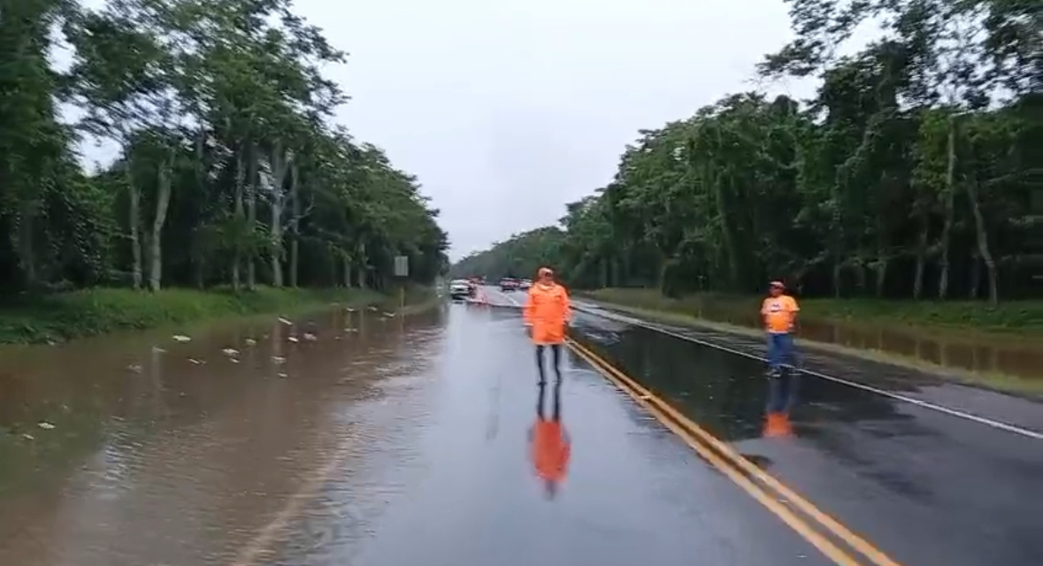 Cierran la autovía de Samaná debido a la crecida de las aguas provocada por el huracán Melissa