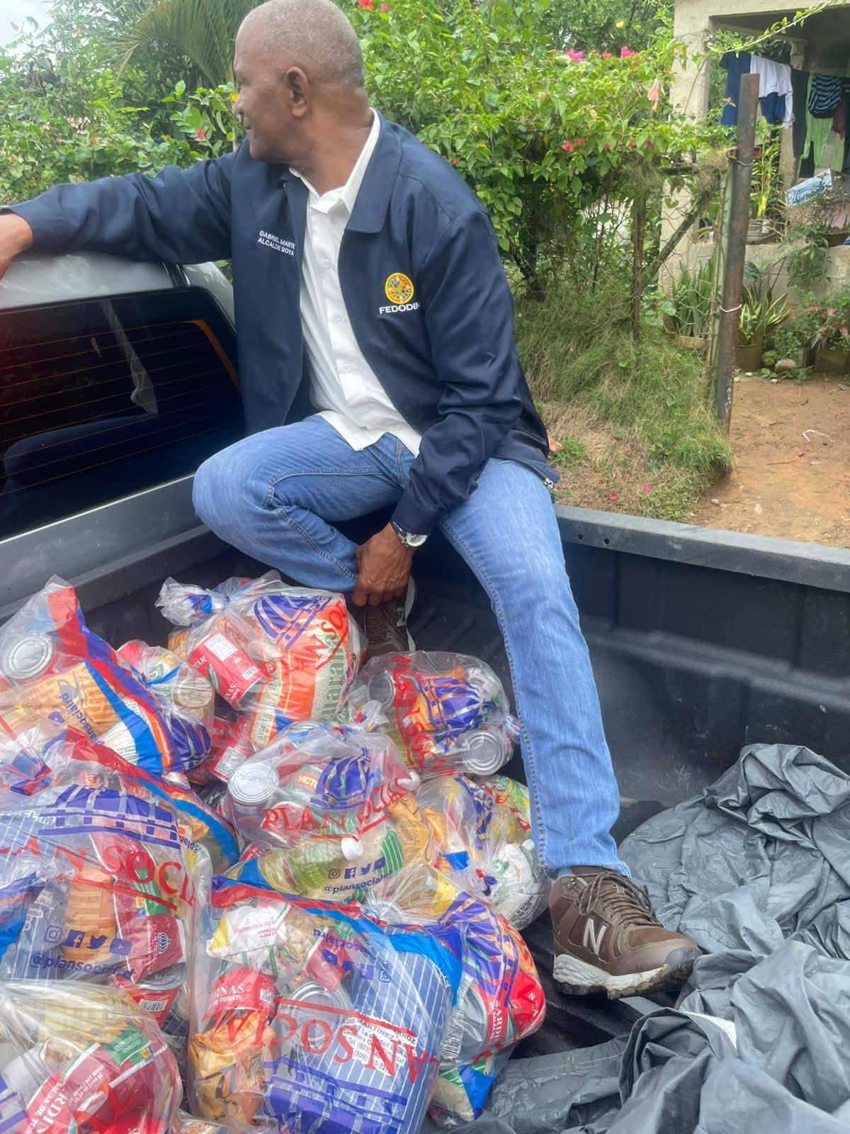 Alcalde Gabriel Marte entrega kits de alimentos en Cara Linda y otras comunidades afectadas por el huracán Melissa