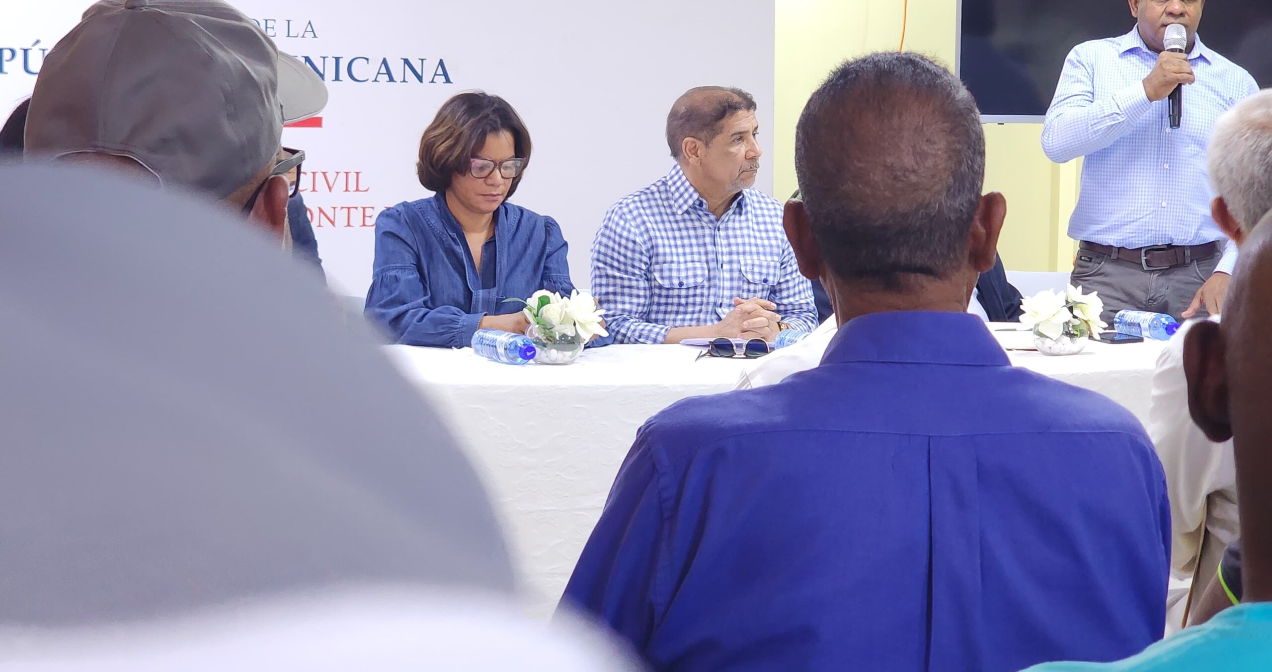 Gobernacion de Monte Plata y Ministro Agricultura llevan soluciones a productores afectados por Melissa