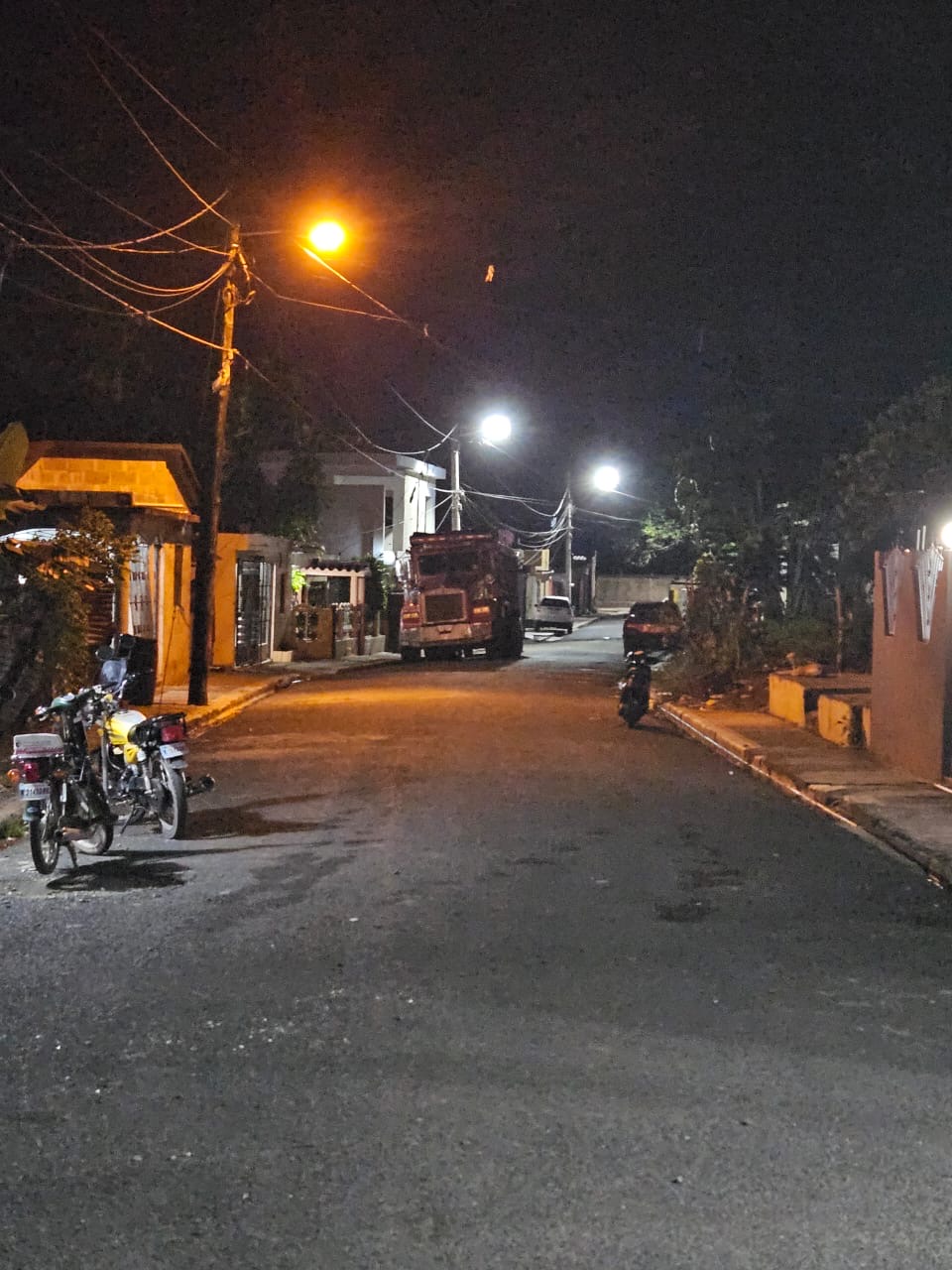 Alcalde Héctor Figari continúa jornada de iluminación y seguridad en los barrios