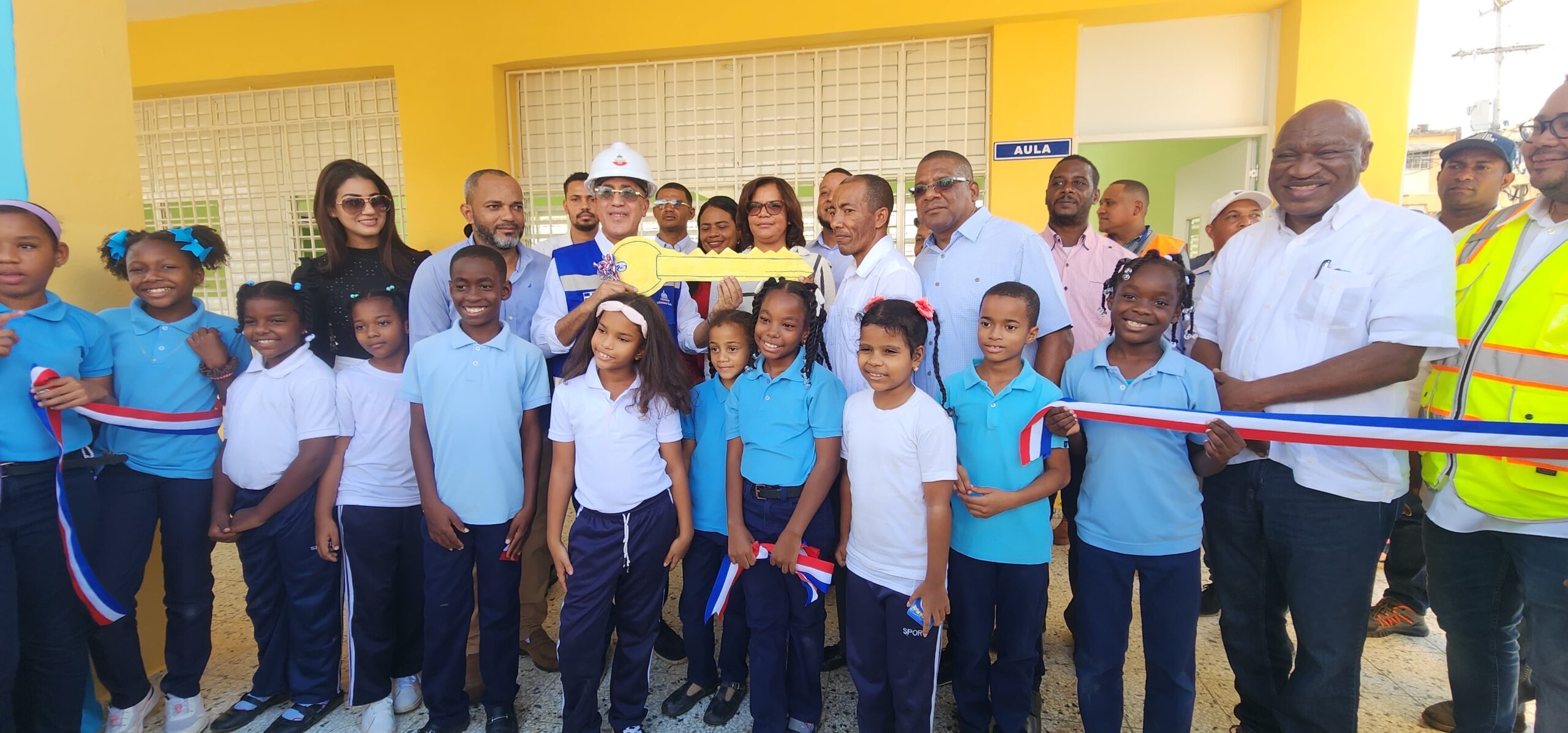 Gobernadora de Monte Plata deja inaugurada cuatro aulas en la escuela José Pantaleón Castillo de Bayaguana