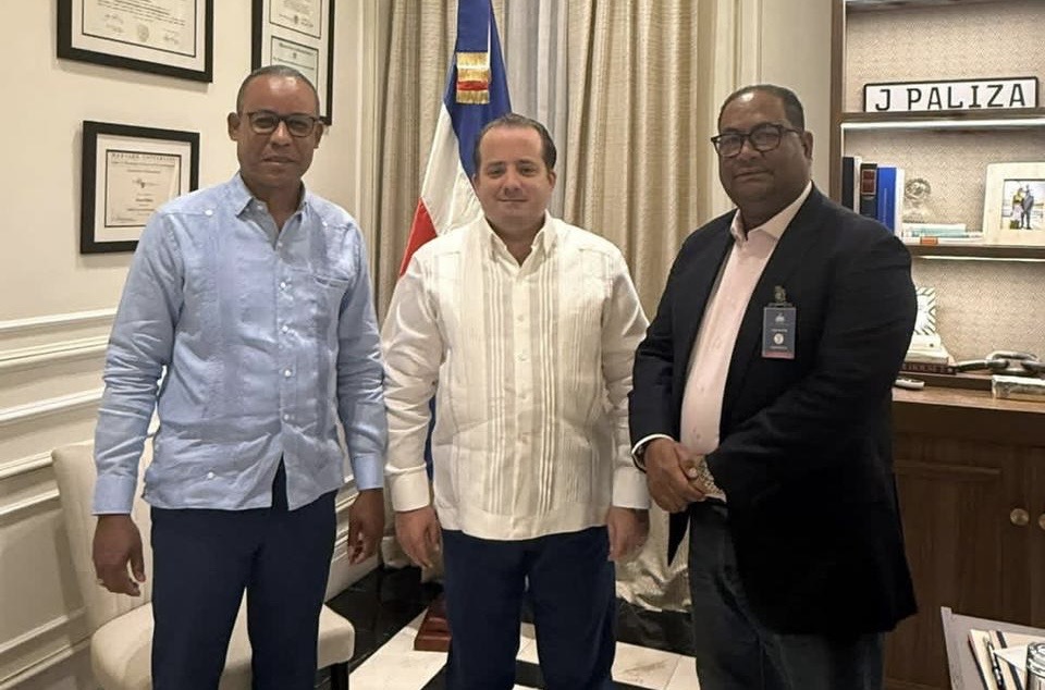 Alcalde Marcos Tavárez gestiona reinicio de pavimentación de calles ante autoridades del Gobierno
