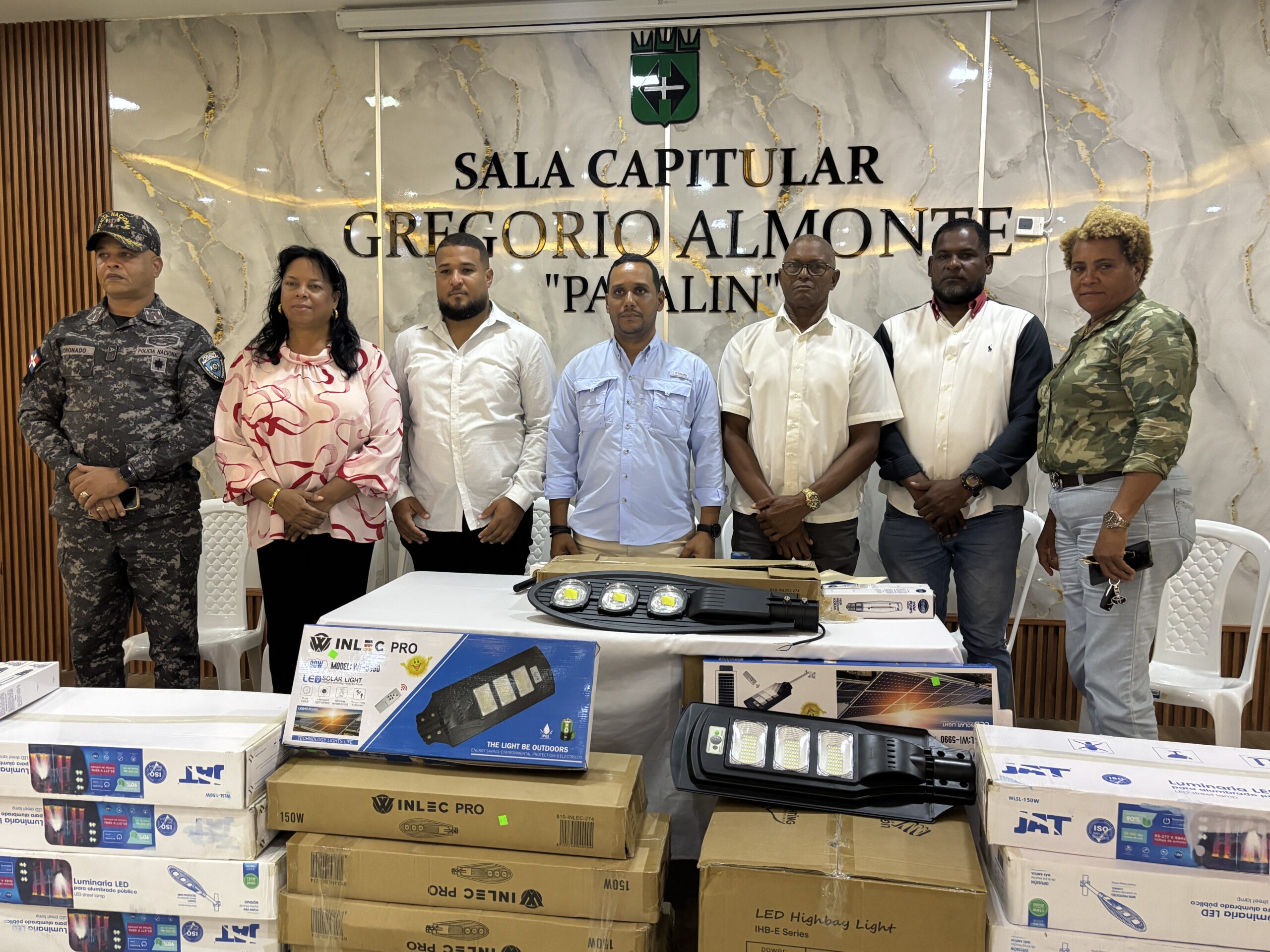 Alcaldía de Monte Plata inicia operativo “Iluminando y poniendo seguro tu barrio en Navidad”
