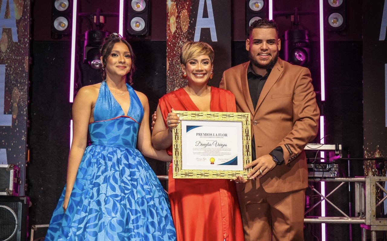Danylsa Vargas recibe reconocimiento a la trayectoria en Premios La Flor