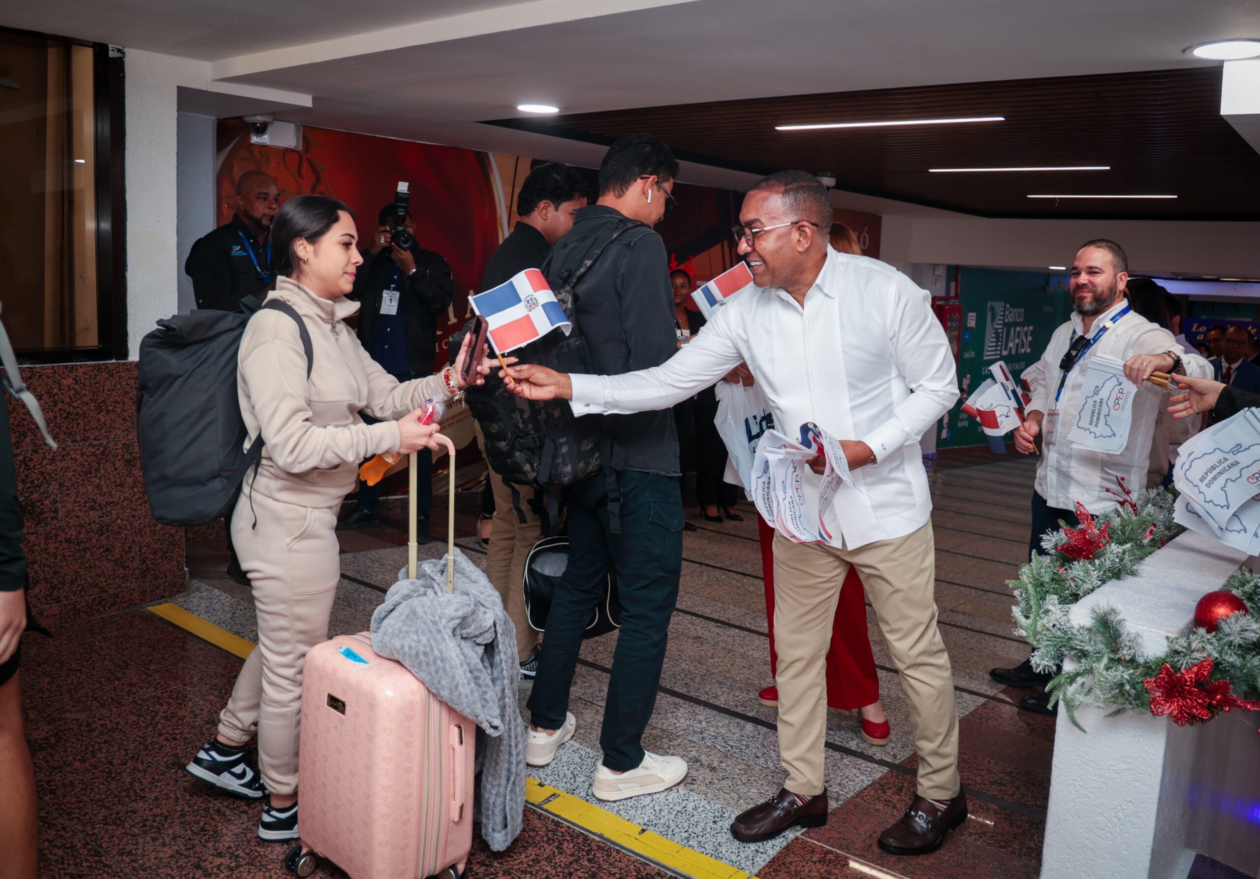 DA recibe a la diáspora dominicana a ritmo de “Volvió Juanita” en el Aeropuerto Las Américas