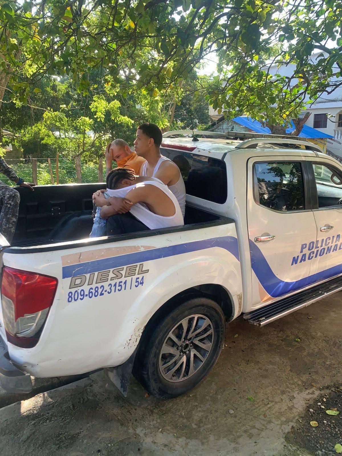 Intervención policial evita linchamiento de tres presuntos delincuentes en Imbert