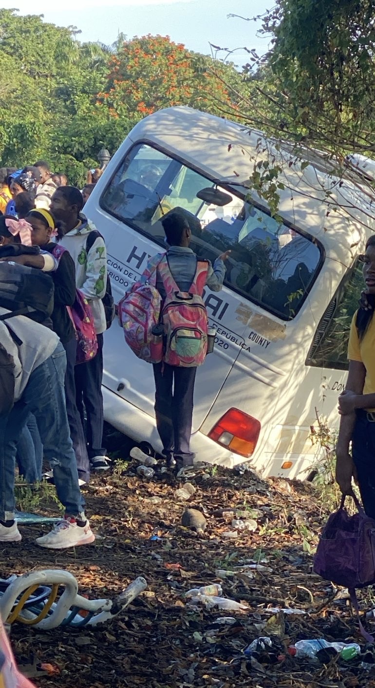 Accidente entre guaguas deja varios heridos en la carretera Yamasá–Santo Domingo