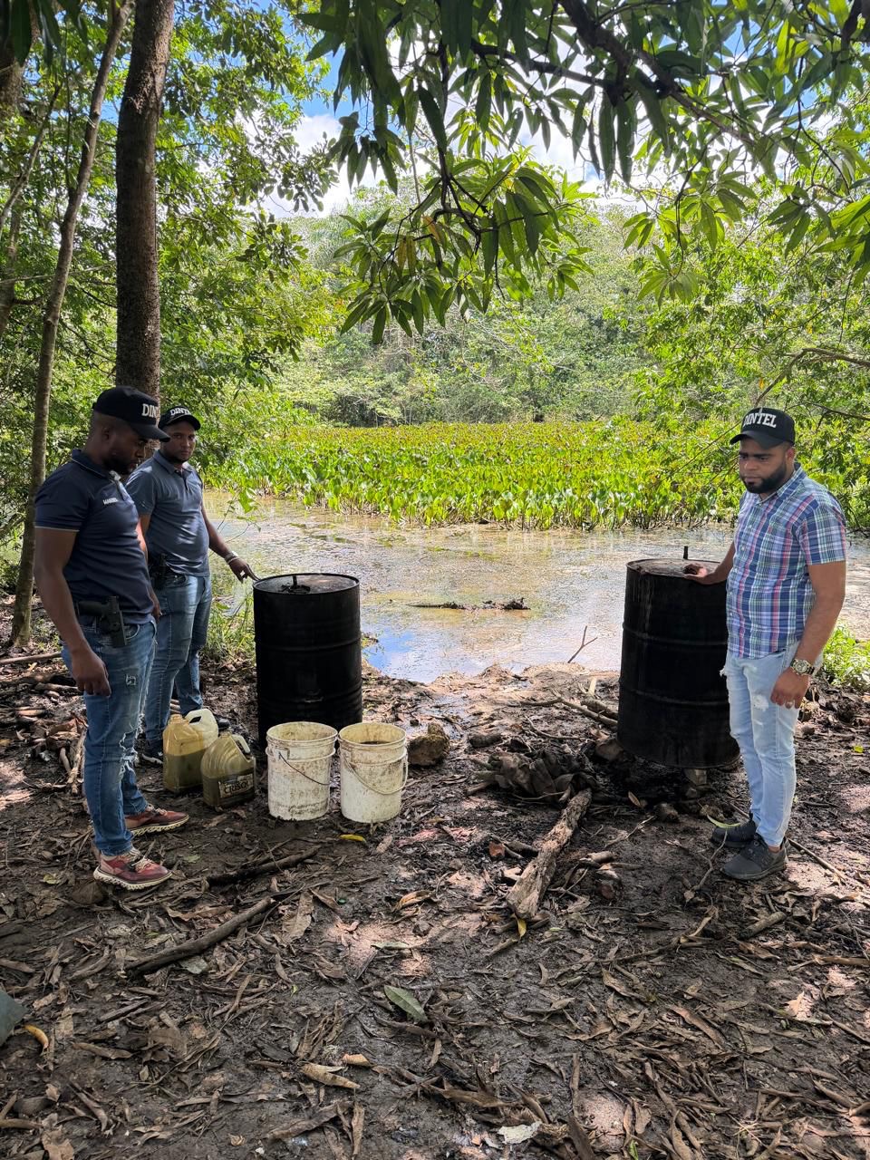 Desmantelan laboratorio clandestino de bebidas alcohólicas adulteradas en Monte Plata