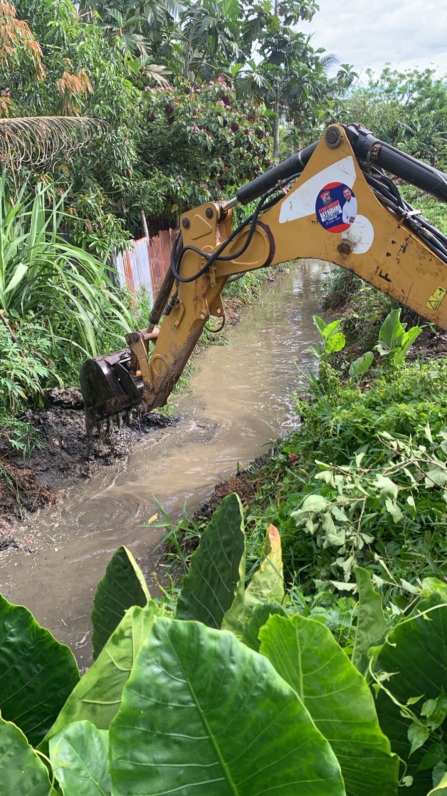 Alcaldía de Bayaguana ejecuta obras para prevenir inundaciones y contribuir a la salud
