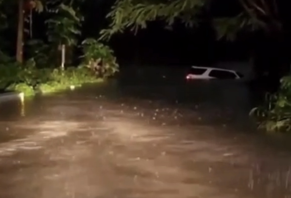 ¡Auxilio! Mujer queda atrapada en vehículo tras desbordamiento de cañada en Cuesta Hermosa, DN