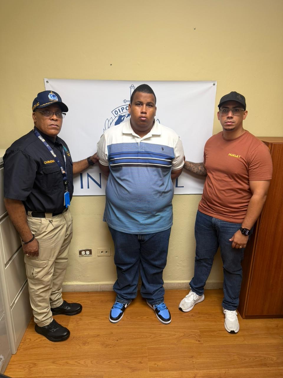 Extraditan a dominicano-neerlandés acusado de homicidio de su tía en Aruba