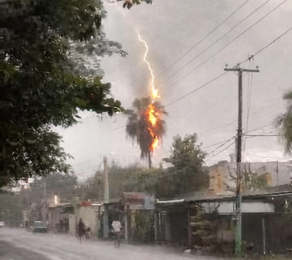 Rayo provoca incendio en vivienda de Barranca, La Vega, en medio de fuertes tormentas
