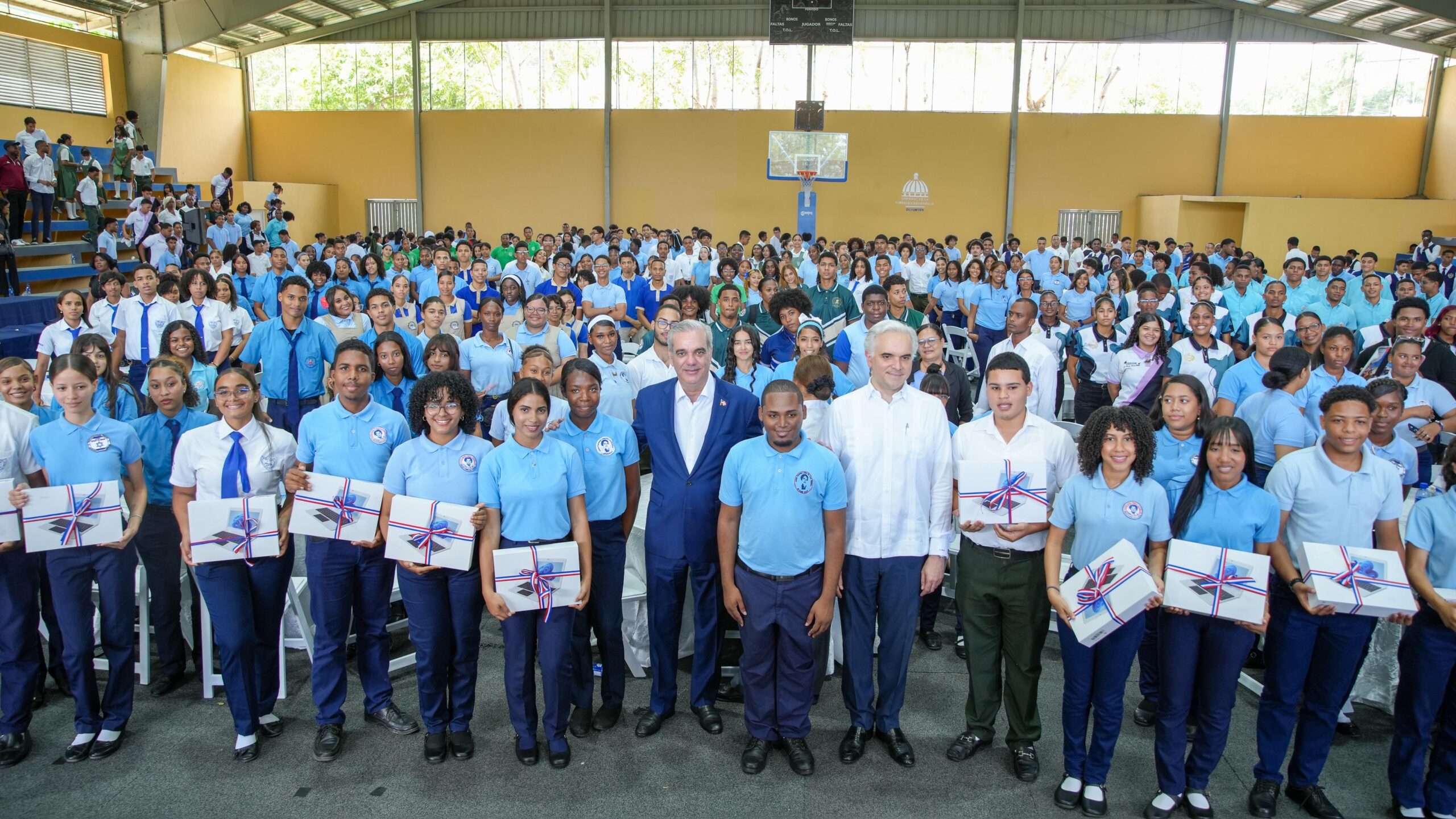 Presidente Abinader insta a estudiantes a prepararse en inglés, inteligencia artificial, ciberseguridad, ingeniería y carreras técnicas de alta demanda