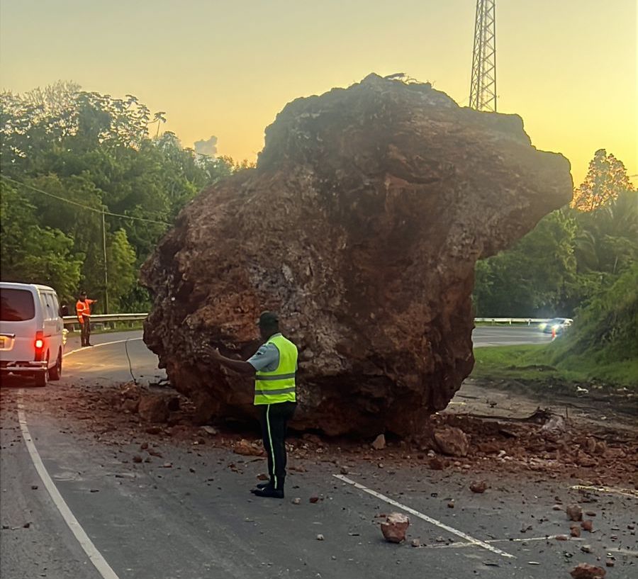 Se desprende roca en la Autopista del Nordeste