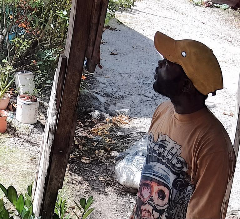 Haitiano irrumpe en vivienda, agrede a un envejeciente y roba una motocicleta en Aguayo