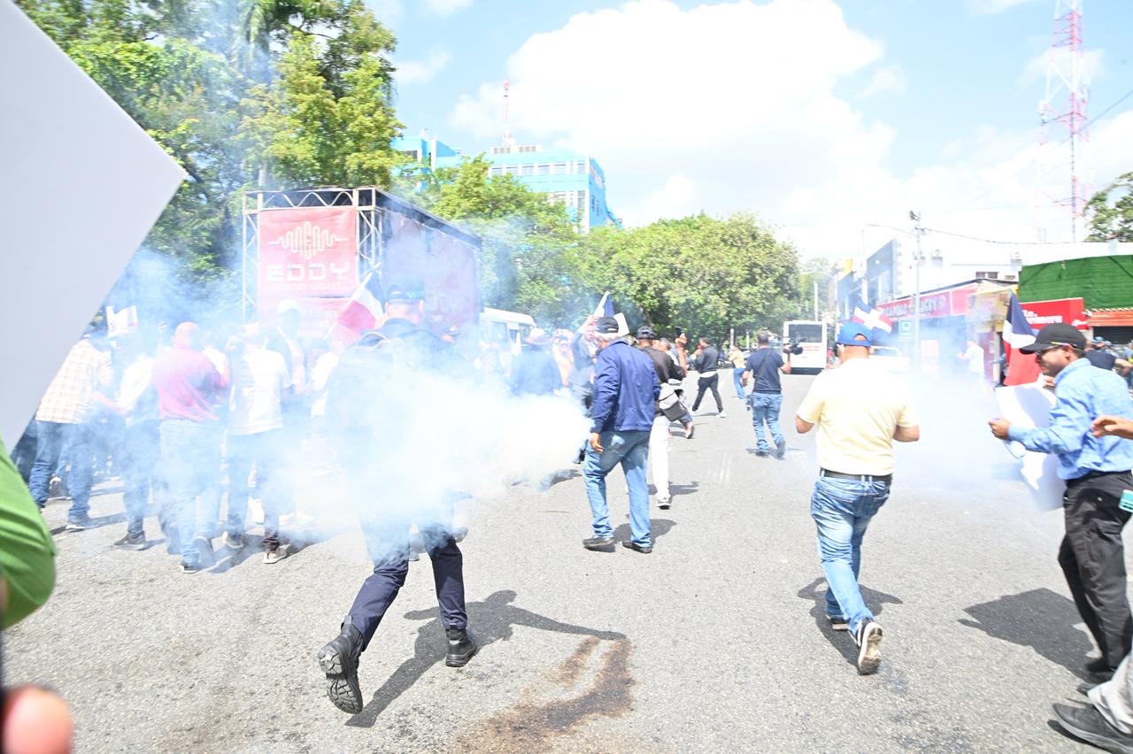Policía dispersa a bombazos marcha del ANPA al Palacio; presidente del gremio resulta afectado
