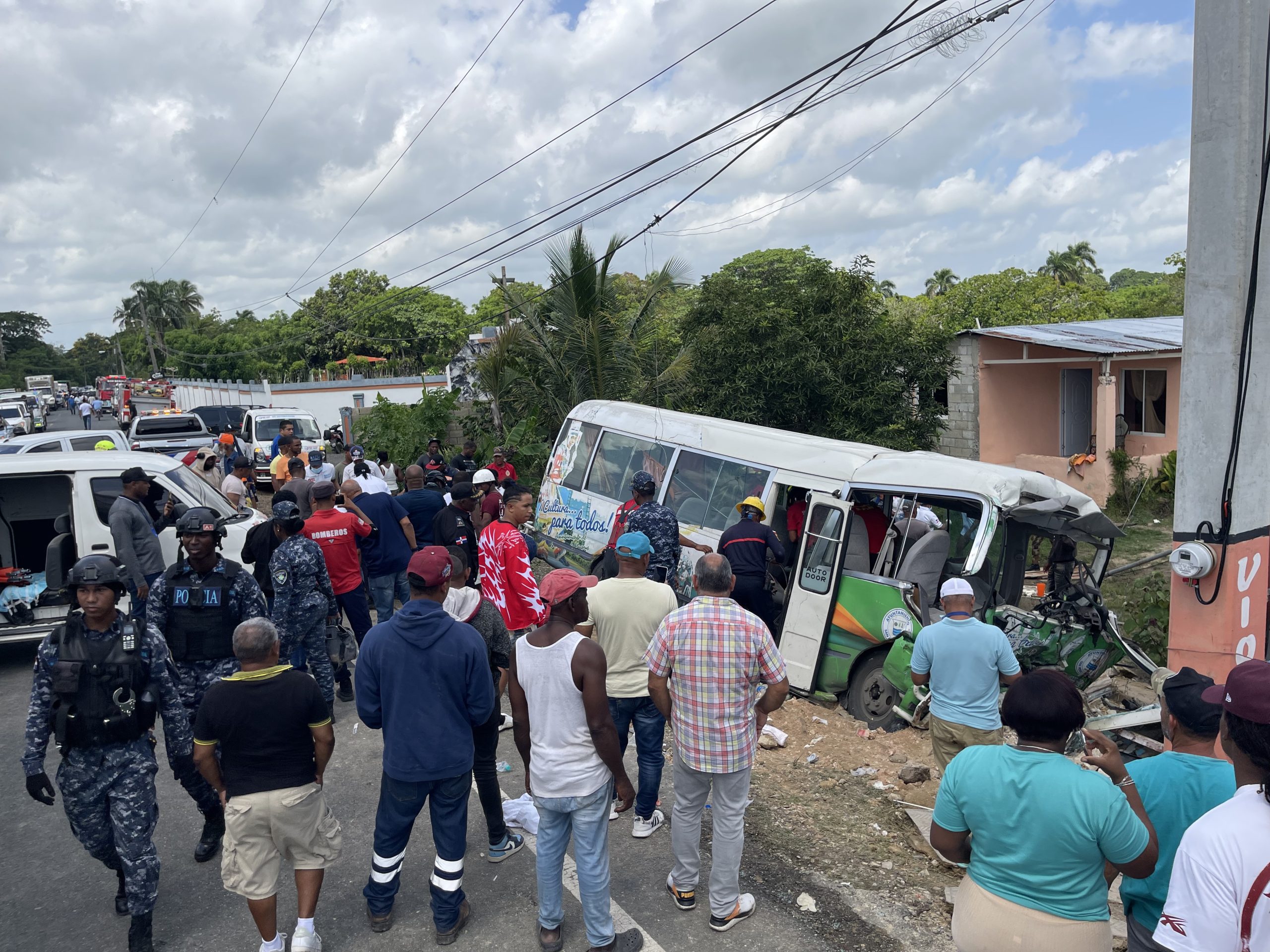 16 personas heridas tras autobús impactar banca de lotería en carretera Hato Mayor-SPM