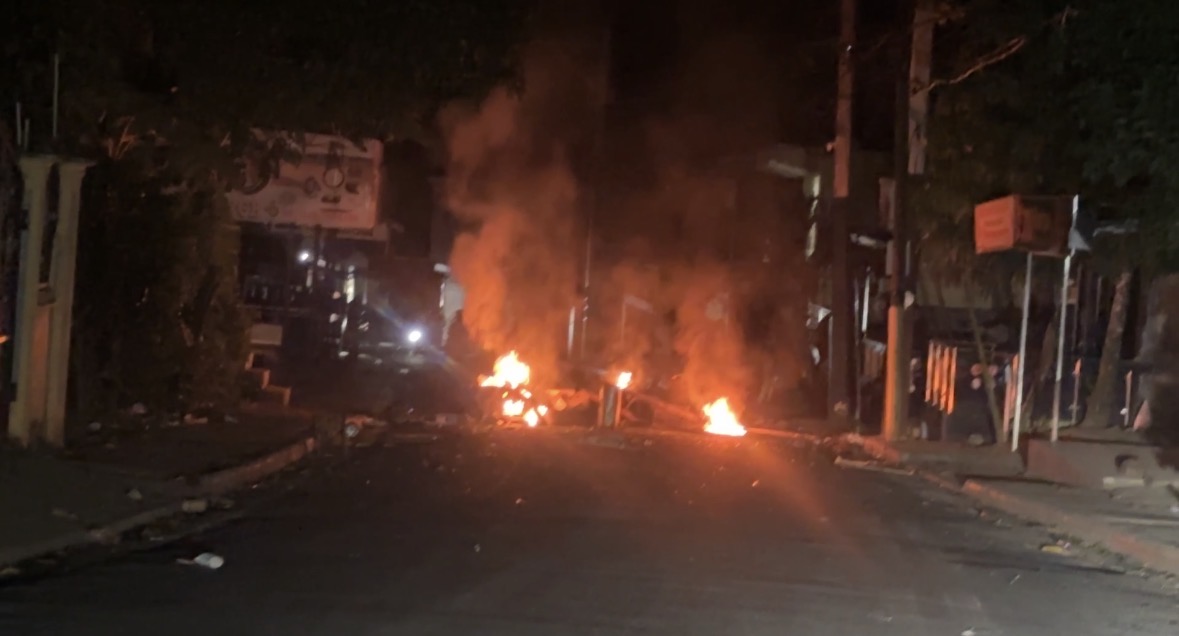 Protestan por largas tandas de apagones de EDEESTE en Peralvillo