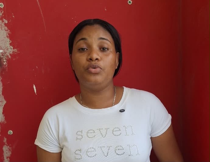 Mujer denuncia que una declaración tardía le impide obtener documentos dominicanos y afecta la escolaridad de sus hijas