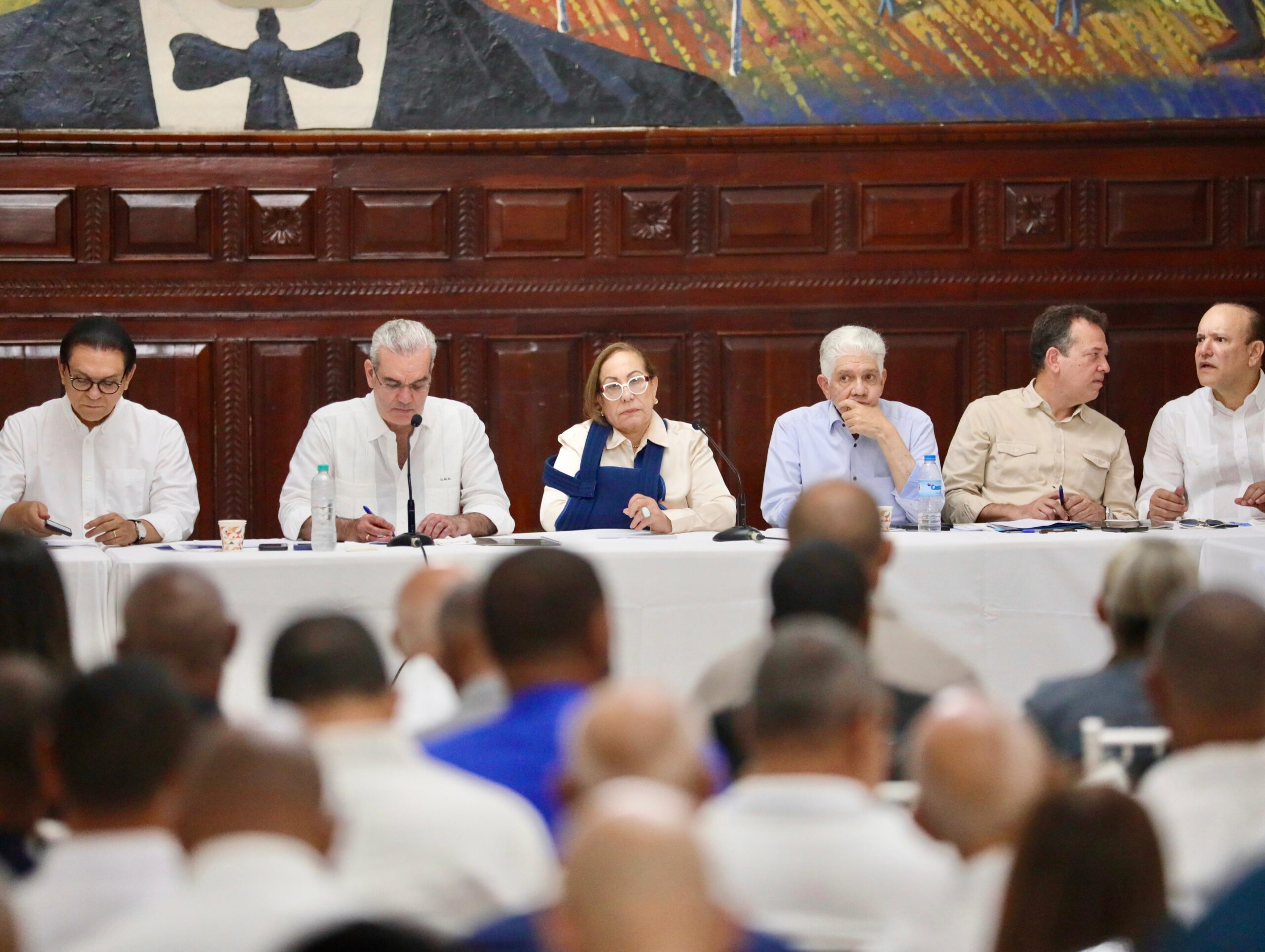 Presidente Abinader se reúne con líderes comunitarios y evalúa avances de obras clave en Santiago
