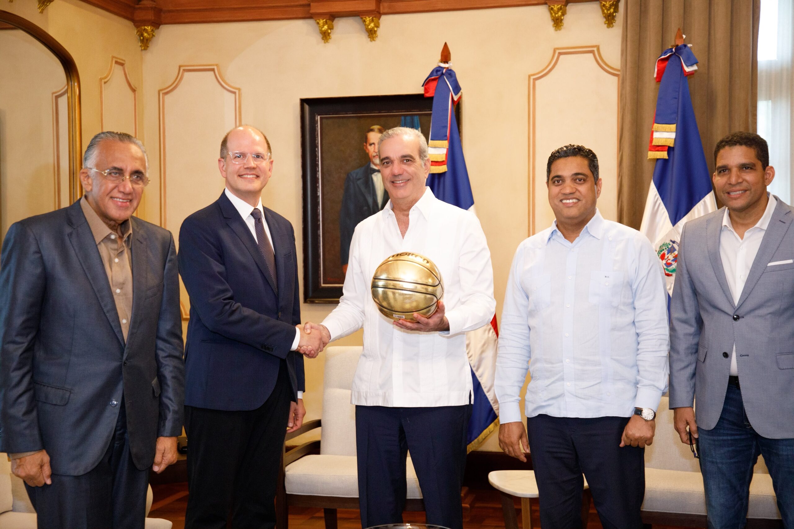 Presidente Abinader recibe en el Palacio Nacional a altos ejecutivos de la FIBA y del Comité Organizador de Santo Domingo 2026