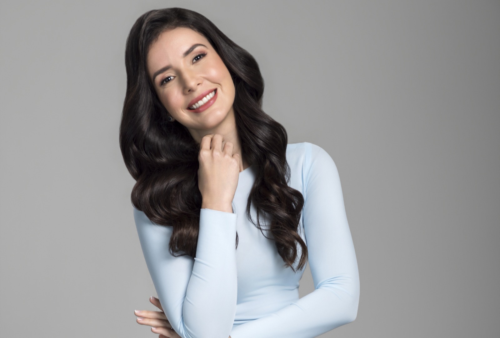 Karina Alarcón lleva “De Cerca” al formato podcast con una propuesta más íntima y cercana