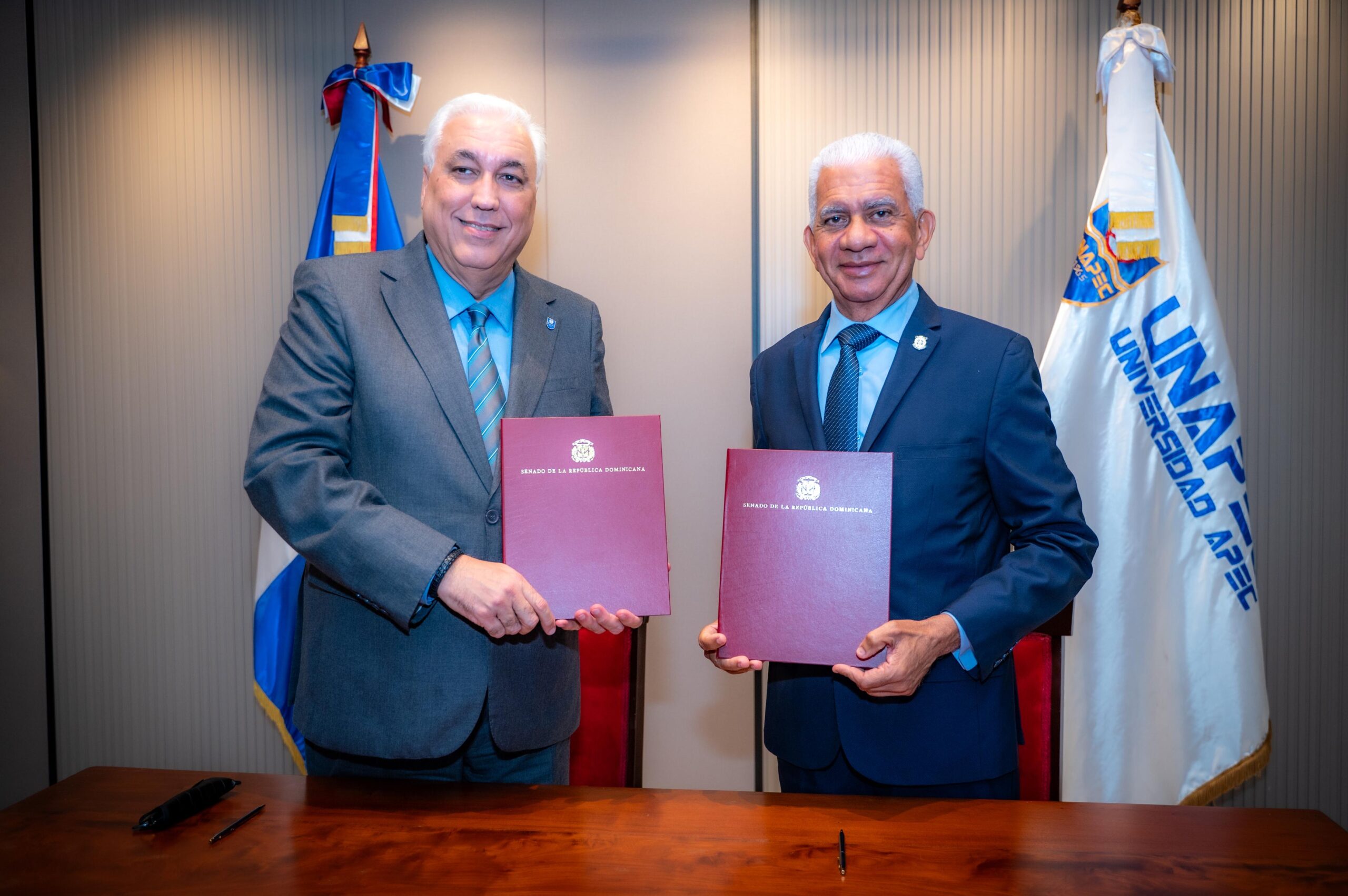 Senado firma alianza con UNAPEC para fortalecer formación de su personal y servicios bibliotecarios