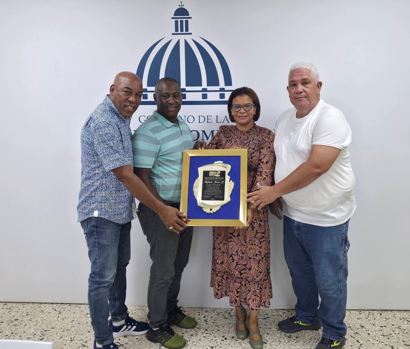 Gobernadora de Monte Plata recibe reconocimiento por sus aportes al deporte durante el Dominican Series 3 de Taekwondo