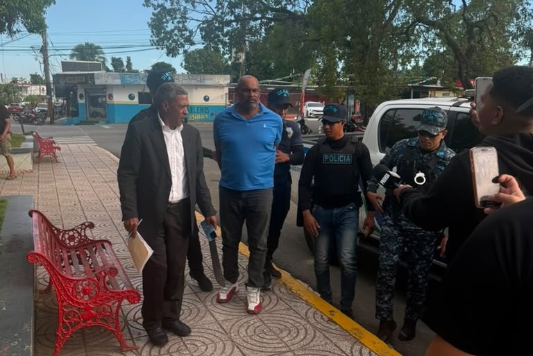 Arrestan a hombre en Cotuí acusado de amenazar de muerte a una mujer; ocupan un arma de fuego