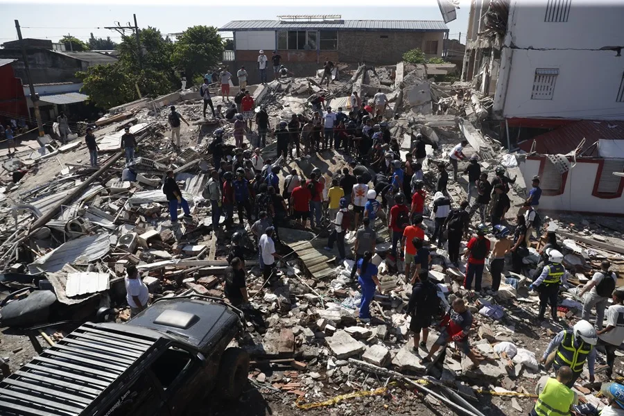 Al menos 132 muertos y 570 heridos deja el terremoto de magnitud 7,4 en Colombia