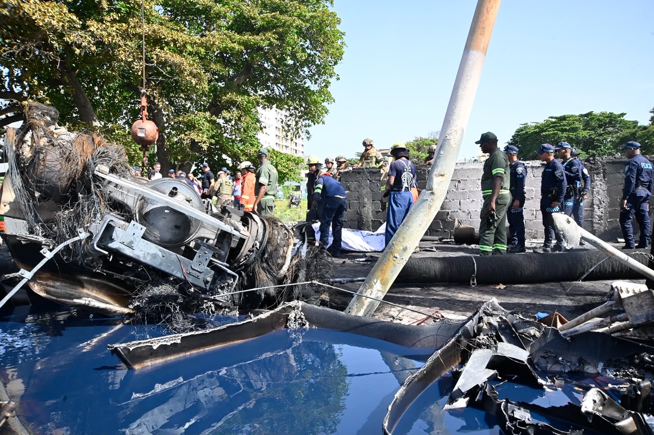Incendio de camión en el Malecón deja cuatro vehículos afectados; trabajan para identificar fallecidos