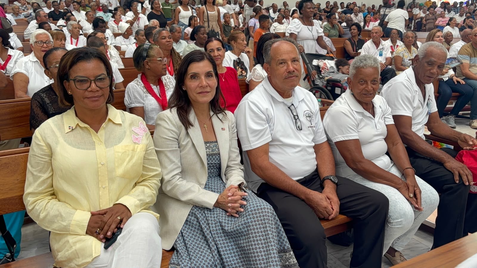 Embajadora de Estados Unidos visita el Santuario Nacional Santo Cristo de los Milagros en Bayaguana