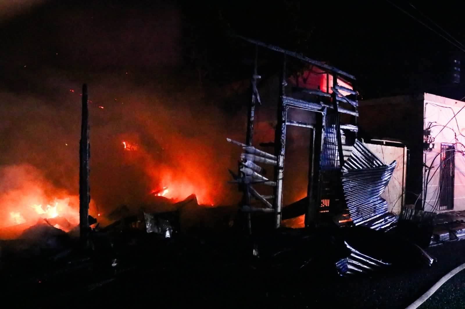 Incendio redujo a cenizas tres viviendas en populoso sector de Puerto Plata