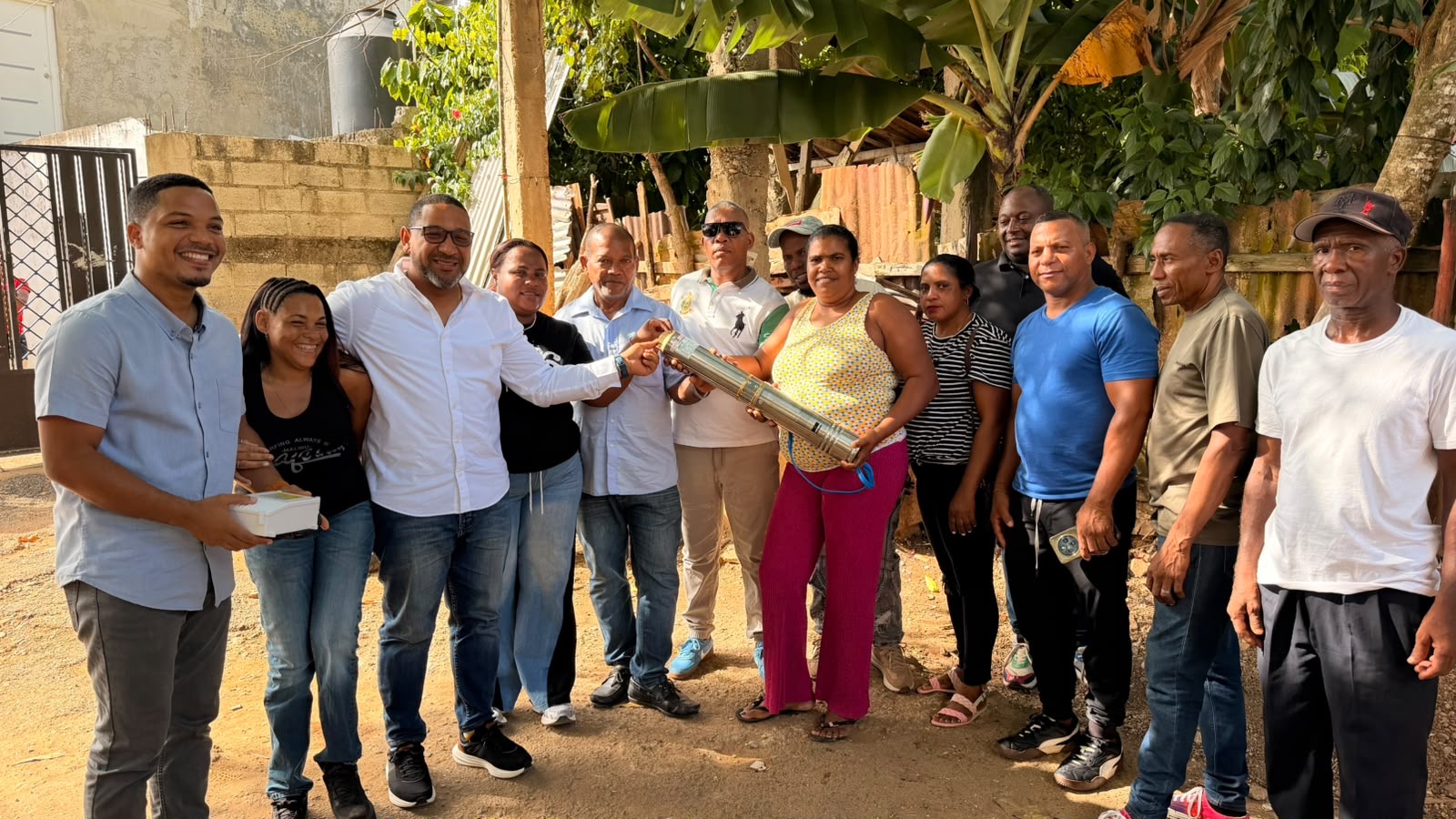 Diputado Jhon Contreras entrega bomba sumergible a moradores de La Javilla
