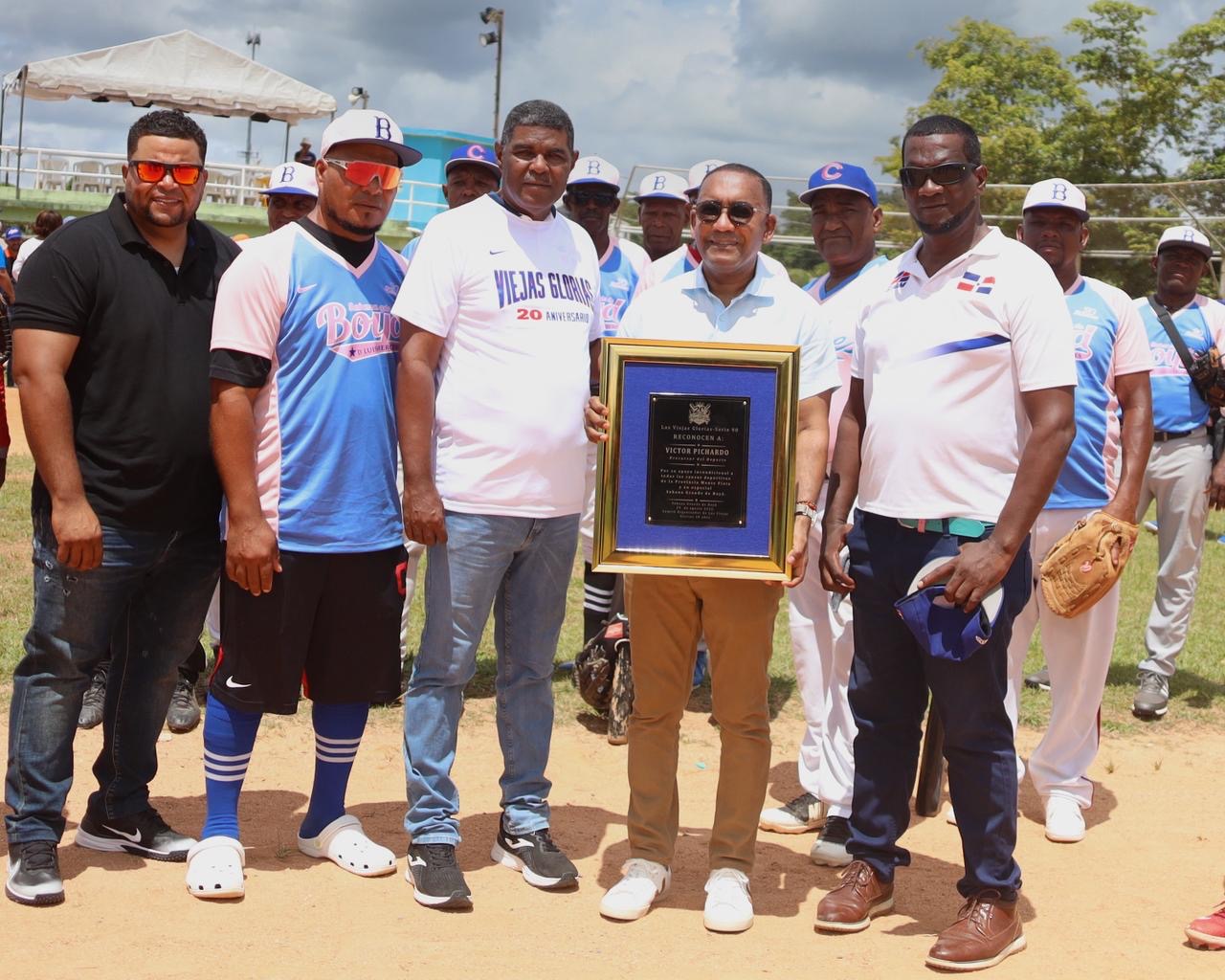 Víctor Pichardo es reconocido por sus aportes al deporte en Sabana Grande de Boyá