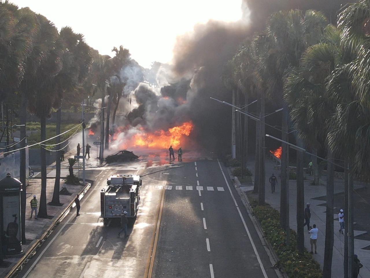 Incendio camión de combustible deja dos fallecidos; 911 coordina asistencia