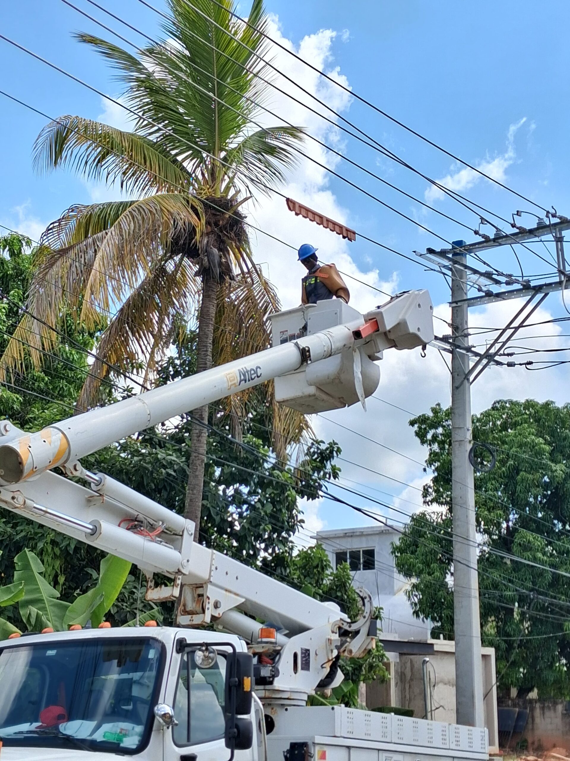 EDEESTE habilita nuevo Circuito 3 para fortalecer servicio eléctrico en Peralvillo