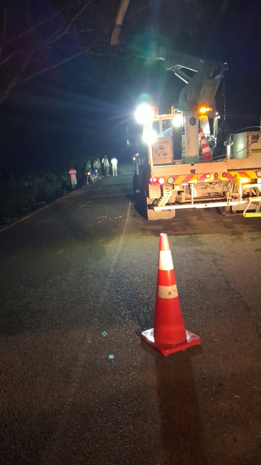 EDEESTE restablece servicio eléctrico y sustituye cables en Serrallés, Peralvillo
