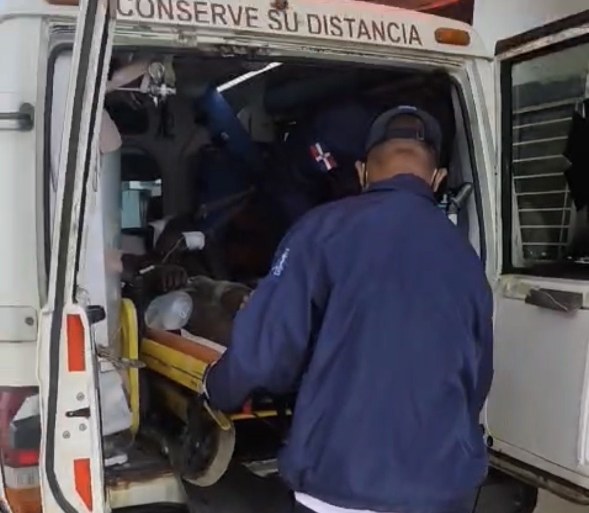 Hombre señalado por muerte de su pareja ingiere sustancia tóxica en Bayaguana y permanece bajo custodia policial