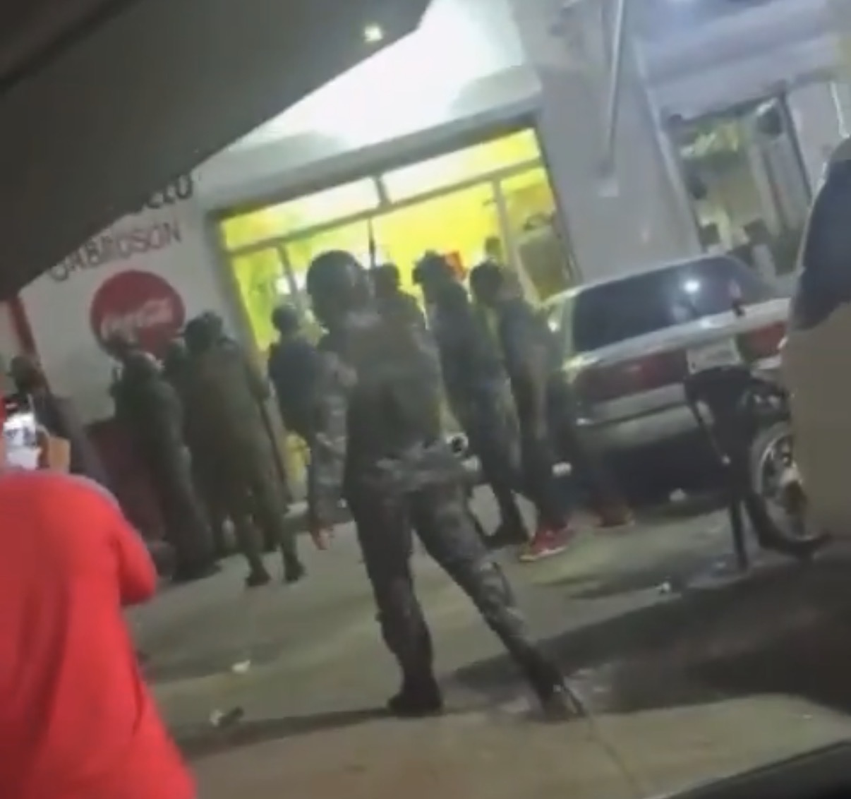Hombre deja dos muertos y un herido tras incidente en Sabana Perdida; luego se atrinchera en un negocio