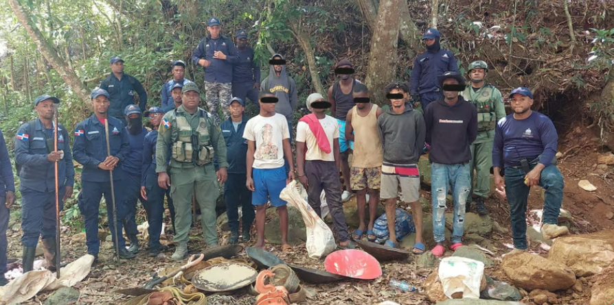 Detienen a siete hombres por extracción ilegal de oro en Yamasá, Monte Plata