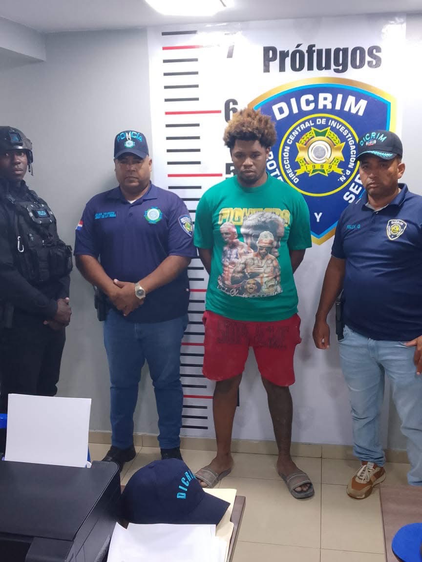 𝐏𝐨𝐥𝐢𝐜í𝐚 𝐜𝐚𝐩𝐭𝐮𝐫𝐚 𝐚 𝐩𝐫𝐨́𝐟𝐮𝐠𝐨 𝐚𝐜𝐮𝐬𝐚𝐝𝐨 𝐝𝐞 𝐯𝐢𝐨𝐥𝐚𝐫 𝐲 𝐞𝐦𝐛𝐚𝐫𝐚𝐳𝐚𝐫 𝐚 𝐝𝐨𝐬 𝐡𝐞𝐫𝐦𝐚𝐧𝐚𝐬