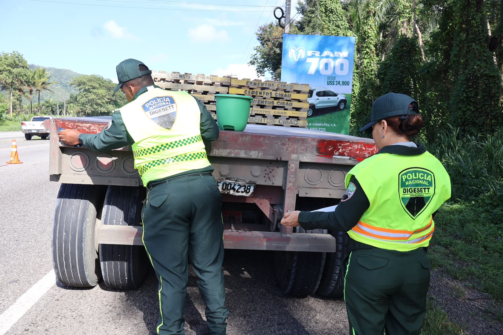 DIGESETT coloca cintas reflectivas a 100 vehículos pesados en La Cumbre para fortalecer la seguridad vial