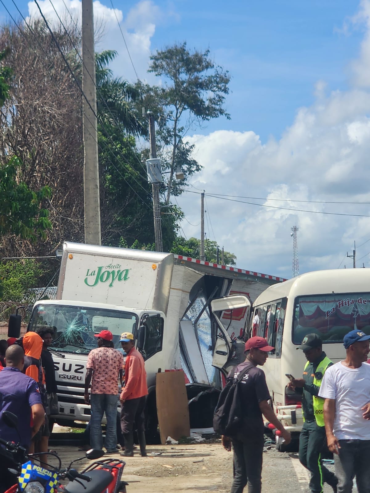 Varios heridos tras choque entre guagua de pasajeros y camión en Hato Mayor